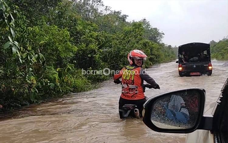 Komunitas Motor Lintasi Banjir Salurkan?Bantuan di Dua Desa di Kota Besi