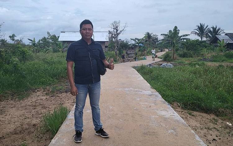 Anggota DPRD Kapuas Rahmad Jainudin saat tinjau jalan di Palingkau Baru, Kecamatan Kapuas Murung, baru-baru ini. (FOTO: IST)