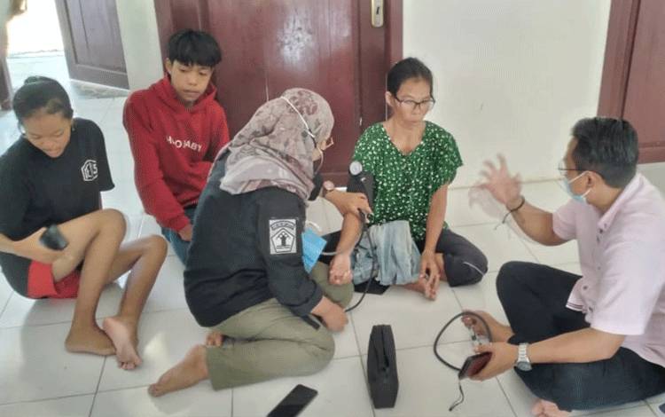 Pemeriksaan kesehatan kepada warga Kabupaten Sukamara yang terdampak banjir, Sabtu, 29 Oktober 2022. (FOTO:LAPAS SUKAMARA)?