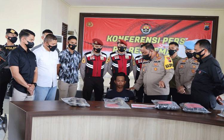 Kapolres Demak AKBP Budi Adhy Buono berbincang dengan pelaku pembunuhan. ANTARA/HO-Polisi.