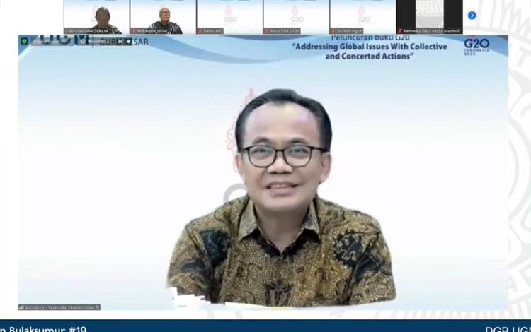 Sekretaris Kementerian Koordinator Bidang Perekonomian Susiwijono Moegiarso saat menyampaikan keynote speech dalam Seminar Nasional Peluncuran Buku DGB Untuk G20, melalui keterangan di Jakarta, Sabtu. (Kemenko Perekonomian)
