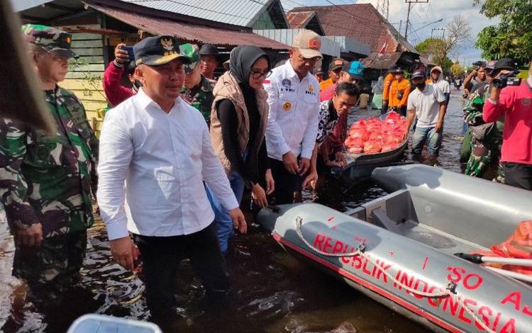 Gubernur Kalteng Salurkan Bantuan Banjir dari Pintu ke Pintu