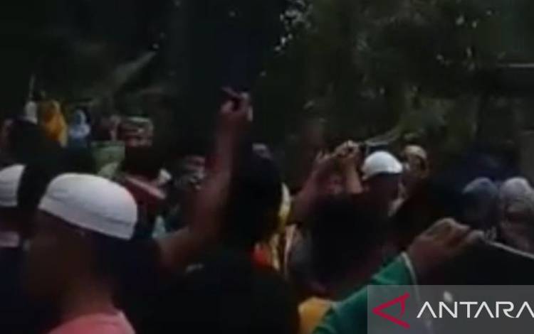 Polisi Dihadang Massa saat Sosialisasi Cegah Terorisme di Pamekasan