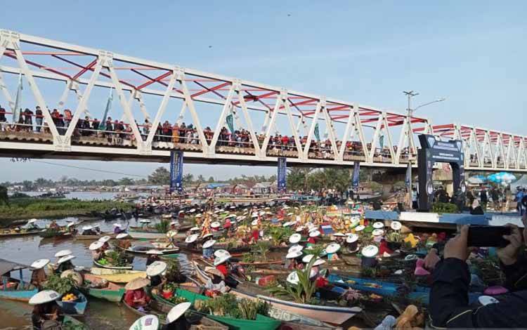 Gambaran ramainya gelar Festival Pasar Terapung Lok Baintan di Kabupaten Banjar, Kalsel yang dihadiri staf Menteri Kemenperekraf RI di sungai Martapura, Minggu. (30/10/2022). ANTARA/Sukarli