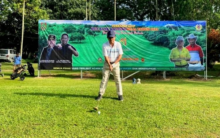 Waket I DPRD Kalteng, Abdul Razak saat bermain golf di lapangan golf Isen Mulang Palangka Raya. (FOTO: DPRD KALTENG)