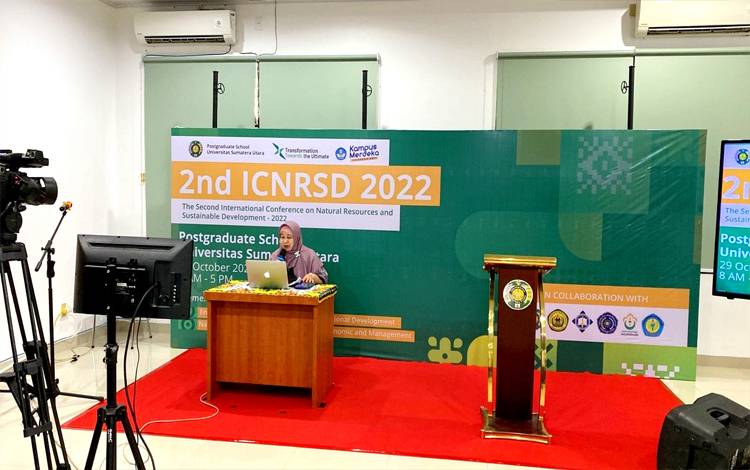 Prof Rahmawaty saat memoderatori Kegiatan?The Second International Conference on Natural Resources and Sustainable Development atau The 2nd ICNRSD 2022. (FOTO: TESTI PRISCILLA