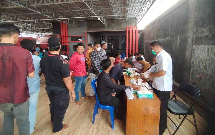 Masyarakat di Kecamatan Hanau dan sekitarnya saat memanfaatkan layanan jemput bola dokumen kependudukan Disdukcapil Seruyan, hari pertama di Pembuang Hulu, Senin, 31 Oktober 2022 (Foto : Disdukcapil Seruyan)