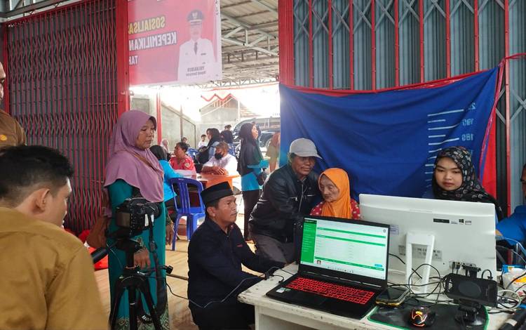 Warga Hanau dan Sekitarnya Antusias Manfaatkan Layanan Jemput Bola Disdukcapil