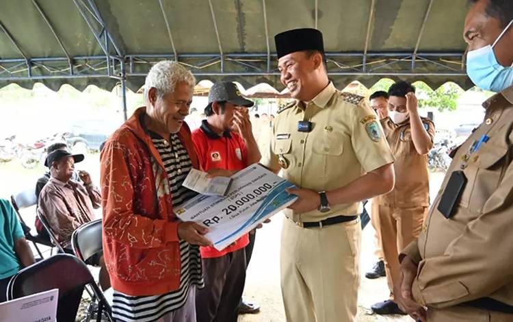 Bupati Lamandau Serahkan Tabungan BSPS