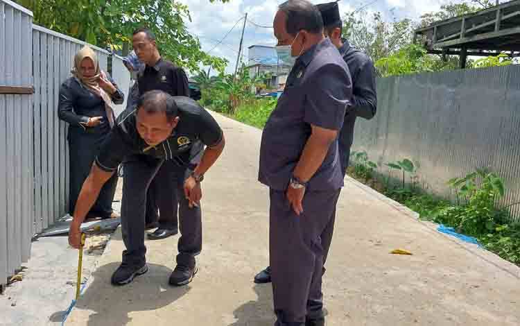 Tindaklanjuti Keluhaan Warga, Komisi III DPRD Kapuas Monitoring Pekerjaan Jalan Mahakam Gang 16