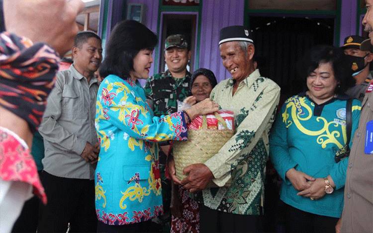 Bupati Pulang Pisau Serahkan Bantuan Bagi Korban Banjir