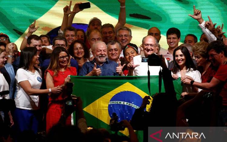 Mantan presiden dan kandidat presiden Brazil Luiz Inacio Lula da Silva memberi isyarat pada pertemuan di malam pemilihan putaran kedua pemilihan presiden Brazil, di Sao Paulo, Brazil, 30 Oktober 2022. (ANTARA/REUTERS/Carla Carniel/as)