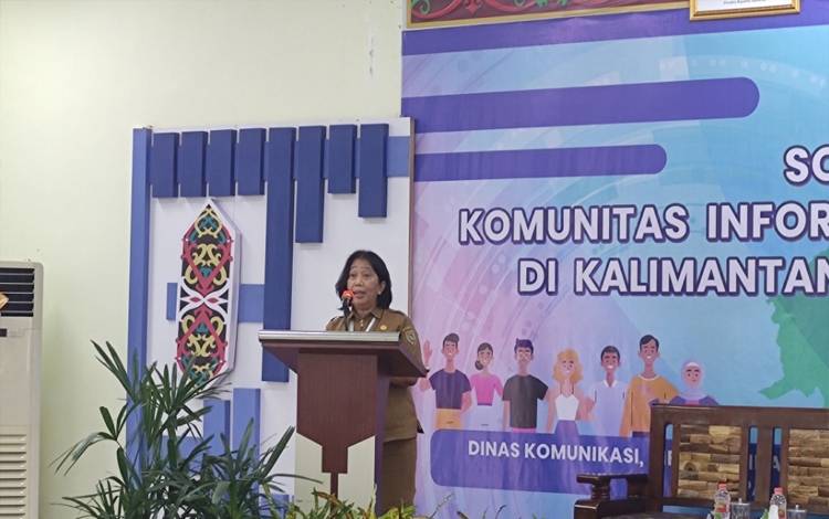 Sekertaris Diskominfosantik Kalteng, Tuty Sulistyowatie saat menyampaikan sambutan Sosialisasi KIM di Aula Diskominfosantik Kalteng, Selasa, 1 November 2022. (FOTO: HERMAWAN)