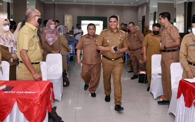 Pj. Bupati Kobar Minta Kepala SKPD Memperkuat Inovasi dalam Rapat Evaluasi Nilai SAKIP