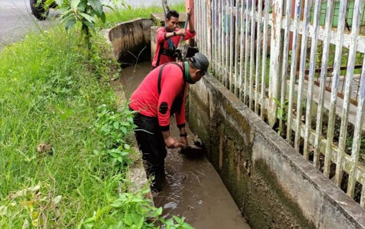 Dinas PUPR Kapuas Bersihkan Drainase dan Pasang Plang Ini