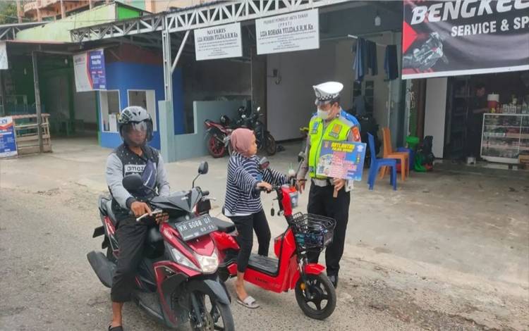 Satlantas Polres Kapuas Intens Edukasi Pengguna Sepeda Listrik Perhatikan Keselamatan