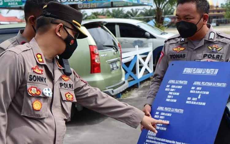 Kapolres Katingan AKBP Paulus Sonny Bhakti Wibowo saat melakukan sidak di bagian Satlantas, Selasa,? 1 November 2022