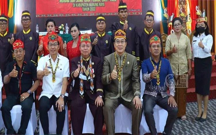 Buputi Mura saat foto bersama tamu undangan dan para Damang yang baru dilantik. Saat itu Bupati menekankan Damang harus andil mendukung kelancaran program pembangunan. (Foto Trisno)