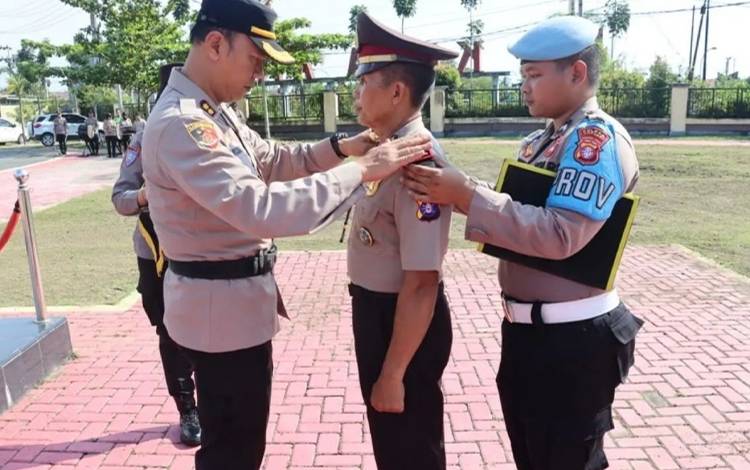 Kapolres Kapuas Pimpin Upacara Kenaikan Pangkat Pengabdian Personel