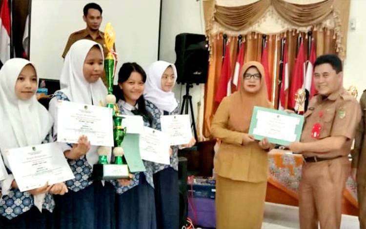 Peserta O2SN Dapatkan Tropi dan Piagam Penghargaan dari Dinas Pendidikan