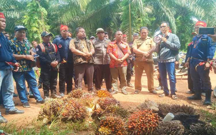 Brimob Polda Kalteng Disiagakan di Lahan Sengketa di Desa Pelantaran