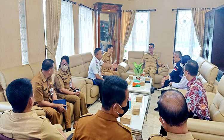 Wakil Bupati Sugianto panala Putra didampingi Sekda Muhlis, asisten sekda, Kadis Perhubungan, Kaban PKA dan Inspektur Barito Utara saat menerima Kepala Unit Penyelenggara Bandar Udara (UPBU) Haji Muhammad Sidiq (HMS) Muara Teweh Endang Setiawan diruang kerja Wabup, Selasa 1 November 2022. (foto: Dhani)