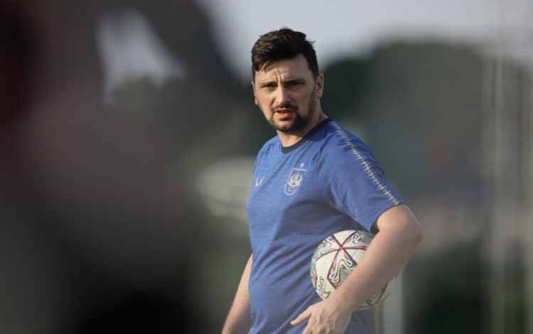 Pelatih Kiper PSIS Rory Grand Pilih Pulang Kampung