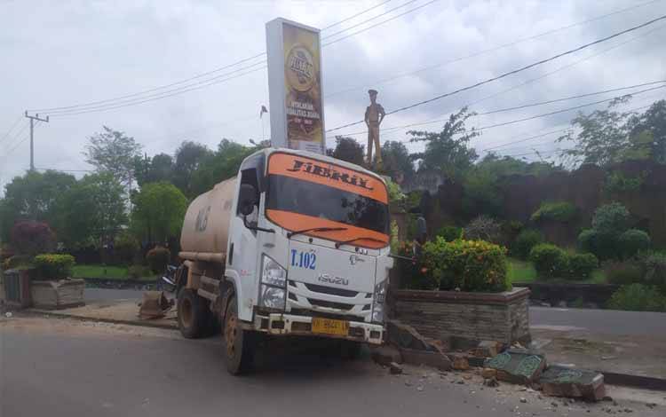 Truk CPO Tabrak Median Jalan Tjilik Riwut Akibat Ban Pecah