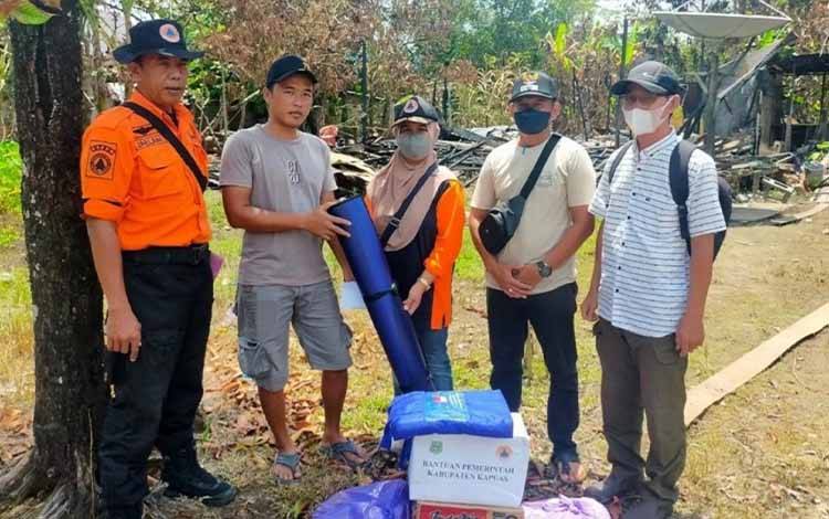 Warga Terdampak Kebakaran Rumah di Desa Mantangai Tengah Terima Bantuan