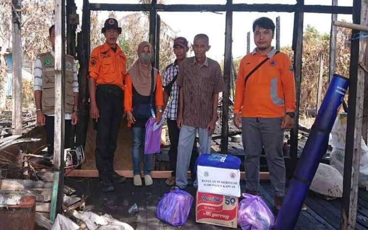 BPBD Kapuas Salurkan Bantuan Kepada Warga Terdampak Kebakaran Rumah di Desa Tajepan