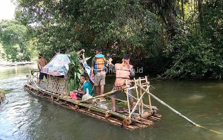 Sejumlah peserta sudah mulai mempersiapkan diri untuk mengikuti kegiatan Festival Balayah Lanting. (FOTO : HENDI NURFALAH)