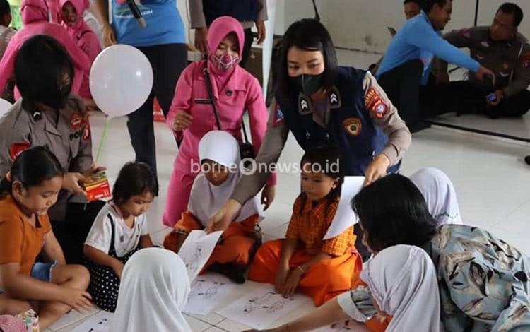 Polres Lamandau Berikan Trauma Healing Paska Banjir
