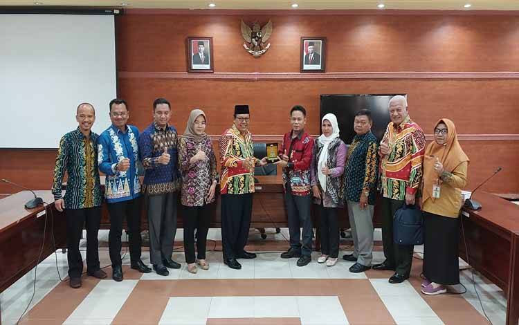 Kasubbag Tata Usaha Sekretariat DPRD Kapuas?Achmad Noorhan bersama jajaran Komisi I DPRD Tabalong pada Kamis, 3 November 2022. (FOTO: DODI)