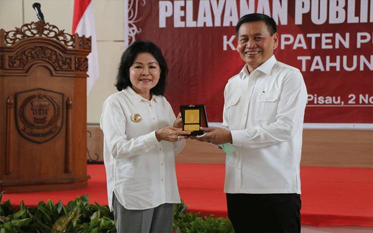 Serah terima plakat dari Bupati Pulpis kepada Direktur Jenderal Hak Asasi Manusia, Kementerian Hukum dan HAM Republik Indonesia.