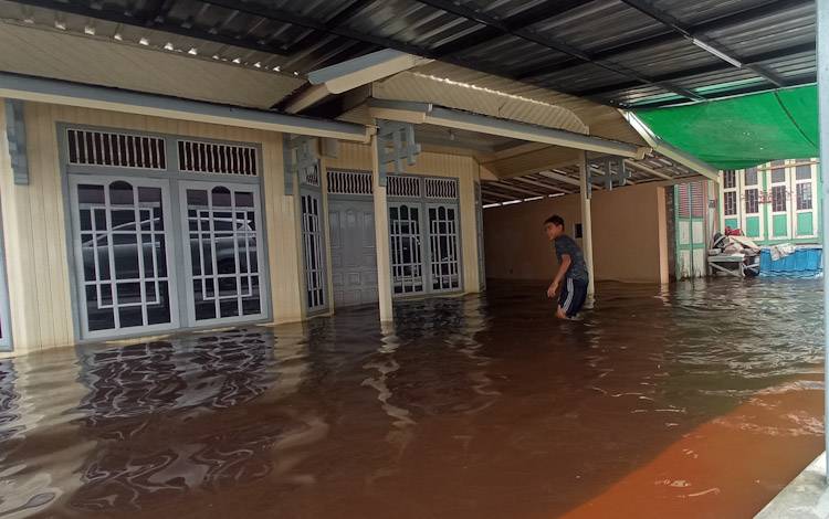 Cegah Berkembangnya Penyakit Selama dan Pasca Banjir, Ini Instruksi Pj Bupati kepada Dinkes Kobar
