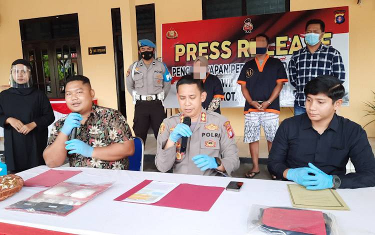 Pasangan Pembawa Sabu dan Ekstasi Ditangkap Saat Tiba di Terminal Natai Suka