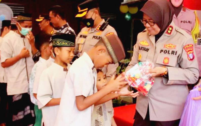 Wakapolda Kalteng Bagikan Bansos ke Panti Asuhan di Barito Utara