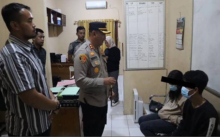 Suami Grebek Istri saat Tidur Bersama Selingkuhan?