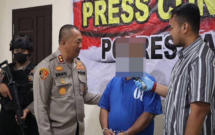 Kapolres Lamandau AKBP Bronto Budiyono saat menanyakan motif pelaku pencabulan. (FOTO : HENDI NURFALAH)