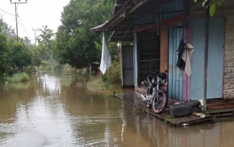 Banjir di Kabupaten Katingan Kalimantan Tengah (Kalteng). BPBPK Kalteng mencatat penurunan debit banjir dalam berapa waktu terakhir. (FOTO: IST)