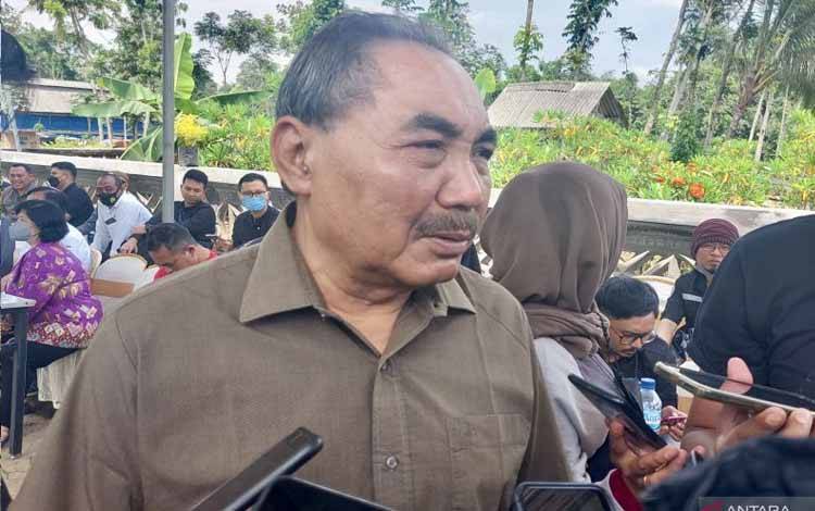 Ketua Lembaga Perlindungan Saksi dan Korban (LPSK) Hasto Atmojo Suroyo pada saat memberikan keterangan kepada media di Kabupaten Malang, Jawa Timur, Sabtu (5/11/2022). (ANTARA/Vicki Febrianto)