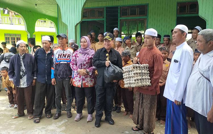 Bupati Kotim Bantu Sejumlah Ponpes di Selatan