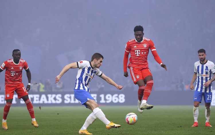 Gelandang Bayern Muenchen Alphonso Davies (ketiga dari kiri) berebut bola dengan bek Hertha Berlin Jonjoe Kenny dalam pertandingan Bundesliga antarta Hertha Berlin dan FC Bayern Muenchen, di Berlin pada 5 November 2022. AFP/RONNY HARTMANN