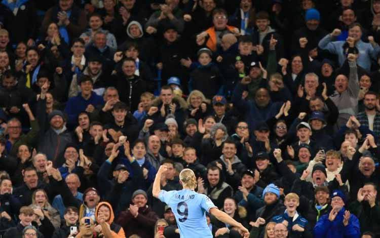 Foto arsip - Striker Manchester City Erling Haaland merayakan golnya dalam laga Liga Champions antara Manchester City dan FC Copenhagen di Stadion Etihad Stadium pada 5 Oktober 2022. Haaland menjadi penentu kemenangan City atas Fulham pada 5 November 2022 meski bermain dengan 10 orang. (Photo by Lindsey Parnaby / AFP) (AFP/LINDSEY PARNABY)