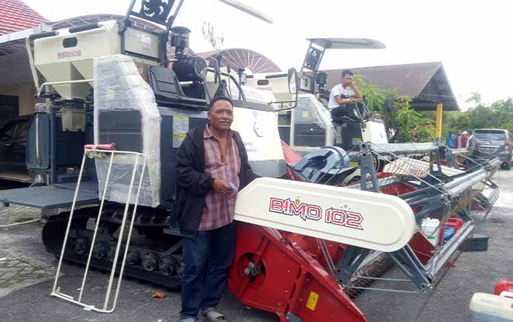 Kelompok Tani di Desa Lempuyang Dapat Bantuan Alat Panen Padi Besar