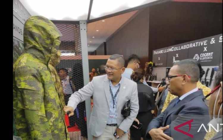 DG Adm of DRTL Mod atau Dirjen Kementerian Pertahanan Timor Leste Mr. Nuno Carvalho Dos Santos (kanan) dan Direktur Utama PT Catur Bakti Persada (CBP) Ivan Roy Parningotan Nainggolan (kiri) pada pameran Indo Defence 2022 Expo and Forum di JiExpo Kemayoran, Jakarta Pusat. (ANTARA/HO-PT Catur Bakti Persada)