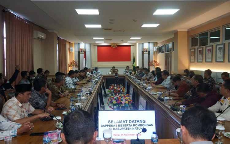 Pertemuan Pemerintah Kabupaten Natuna dengan Bappenas dan PTDI di Kantor Bupati Natuna, Kepri, Sabtu (5/11). (ANTARA/HO-Kominfo Natuna/Cherman)