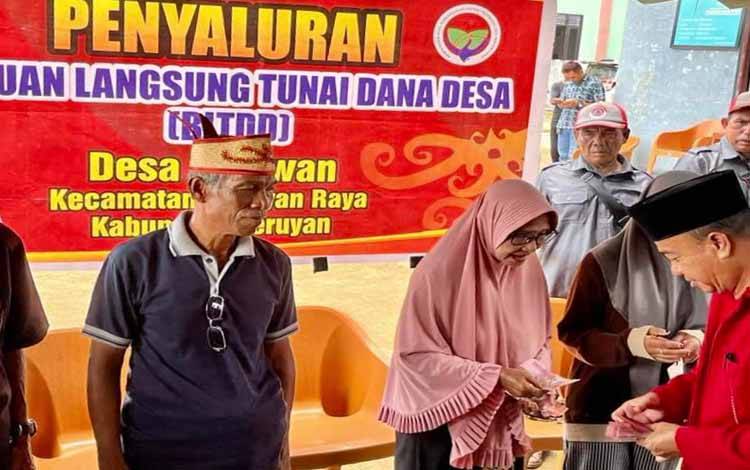 Bupati Seruyan, Yulhaidir menyerahkan secara langsung BLTDD kepada perwakilan KPM di Desa Terawan ( Foto: Istimewa)?