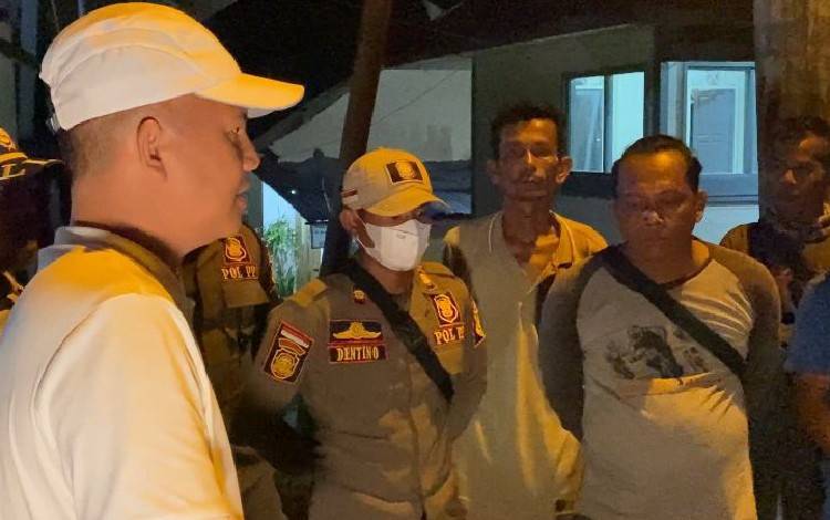 Bupati Gunung Mas Jaya S Monong (kiri) saat berdialog dengan supir PBS pada Sabtu, 5 November 2022 malam. (FOTO: IST)?