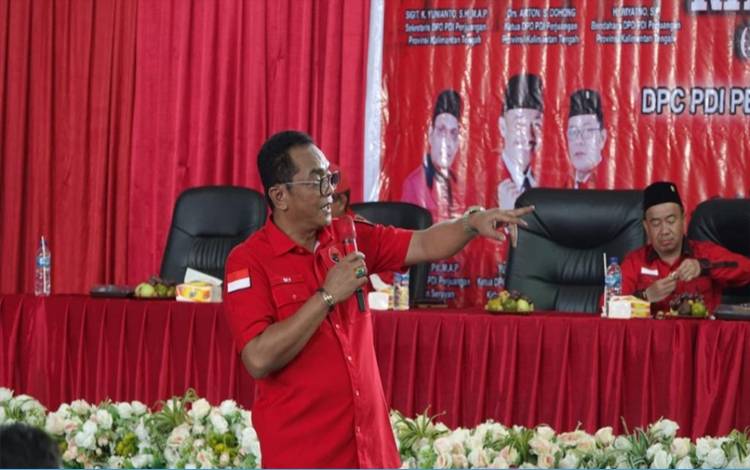 Sekretaris DPD PDIP Kalteng, Sigit Karyawan Yunianto saat membuka rakercab III di Kabupaten Seruyan. (FOTO: SIGIT untuk BN)